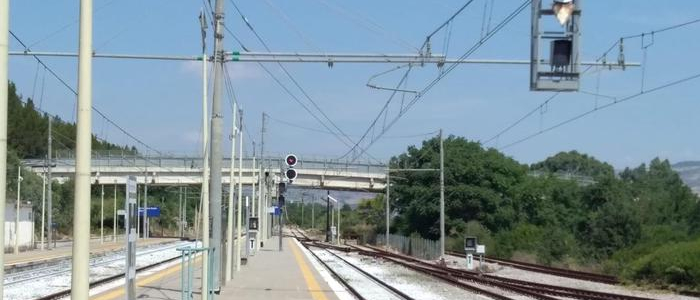 Verona, perde il treno e lo insegue: 33enne muore investito