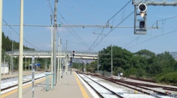 Verona, perde il treno e lo insegue: 33enne muore investito