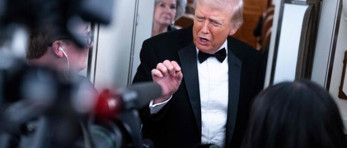 "Trump partecip&ograve; agli abusi di Jeffrey Epstein": i dem chiedono un procuratore speciale | Spunta una testimonianza shock: "Nel '93 il tycoon mi violent&ograve; brutalmente"