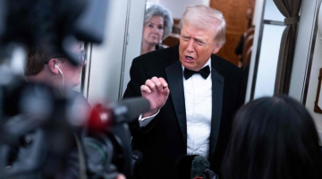 "Trump partecip&ograve; agli abusi di Jeffrey Epstein": i dem chiedono un procuratore speciale | Spunta una testimonianza shock: "Nel '93 il tycoon mi violent&ograve; brutalmente"