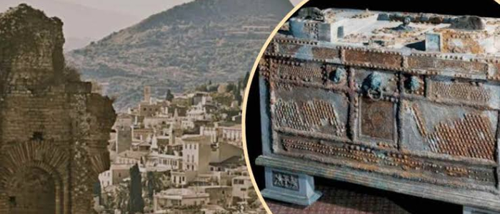 Pompei, torna alla luce l'armadio di una donna: dentro oggetti di bellezza, preziosi e amuleti